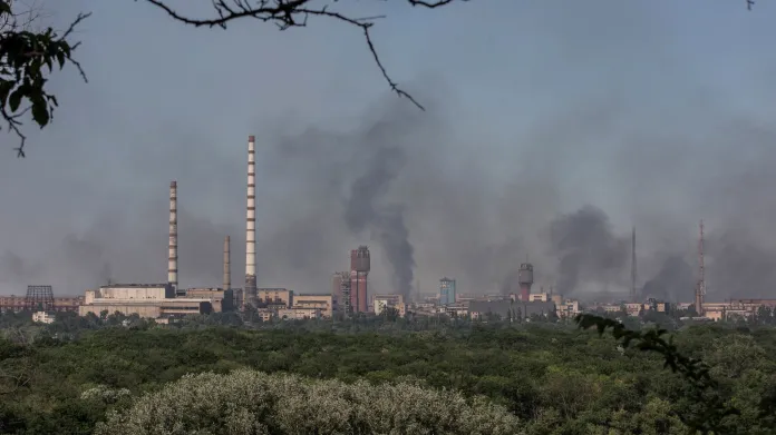 Kouř nad chemičkou Azot v Severodoněcku po ruském ostřelování