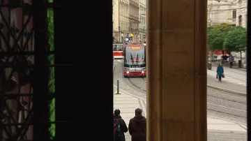 Z interiéru kostela jsou vidět přijíždějící tramvaje