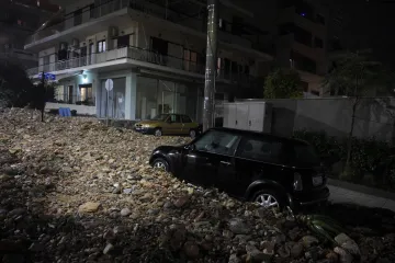 Bouře udeřila na Athény, zaplavila ulice kamením