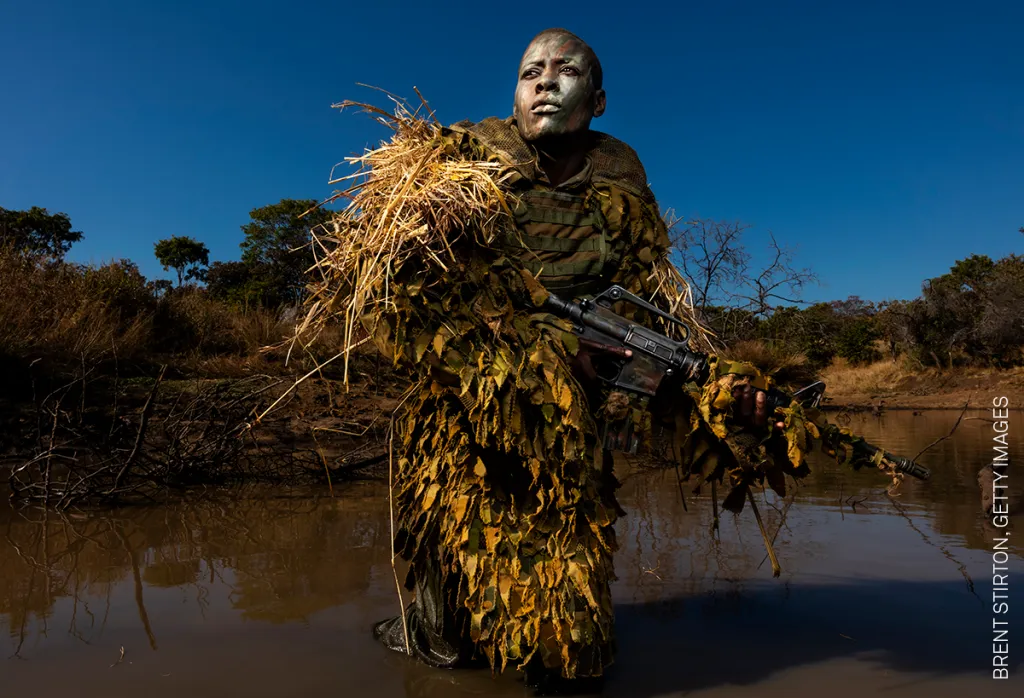 NOMINACE NA FOTOGRAFII ROKU.  Petronella Chigumbura, člen protipytlácké jednotky ze zimbabwského národního parku Phundundu