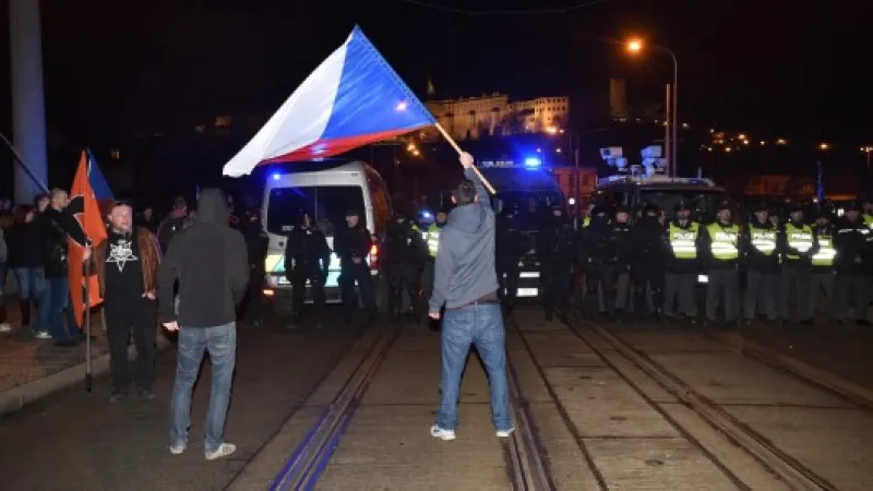 Policie přehradila Mánesův most v Praze, aby oddělila demonstrace příznivců a odpůrců uprchlíků,  Autor: Petrášek Radek,  Zdroj: ČTK