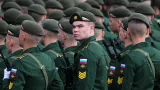 Ruští vojáci před vojenskou přehlídkou na Rudém náměstí