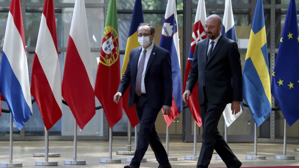 Kosovský premiér Avdullah Hoti (vlevo) v doprovodu předsedy Evropské rady Charlese Michela