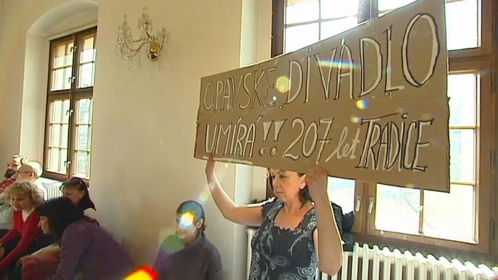 Členové operního souboru Slezského divadla s transparenty