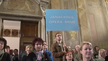 Opera protestuje proti propouštění