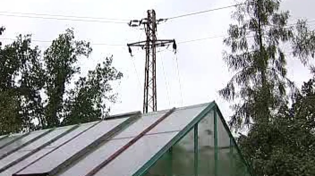 Elektrický stožár nad chatařskou kolonií