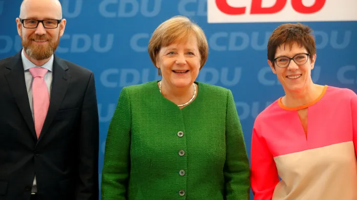 Peter Tauber s kancléřkou Merkelovou a svou nástupkyní Annegret Krampovou-Karrenbauerovou