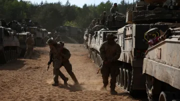 Cvičení britské armády, archivní snímek