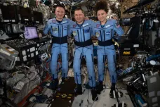 Na Zemi se vrátili tři astronauti z ISS. Odletěli před pandemií, přistáli do karantény