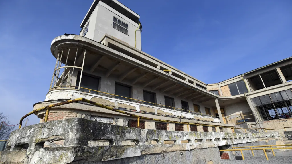 Průběh rekonstrukce historické budovy zpomalilo nové zjištění stavu nosných konstrukcí. Koncepci obnovy odsouhlasil NPÚ a byly vytipovány prvky k odbourání. Po odstranění těchto vrstev proběhla podrobná diagnostika železobetonové konstrukce.