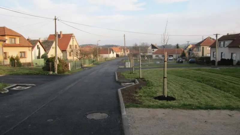 Náves v Ratajích po revitalizaci