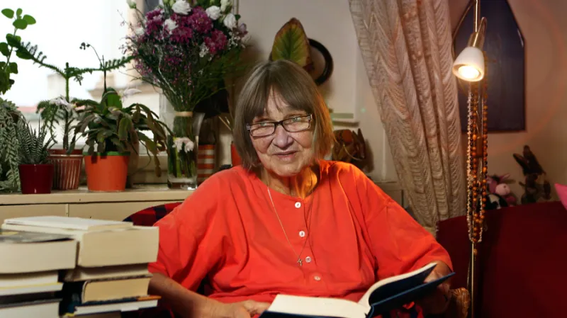 Dana Němcová ve svém bytě v Ječné ulici. Ten se stal v době normalizace místem setkávání pražské intelektuální opozice a undergroundu.