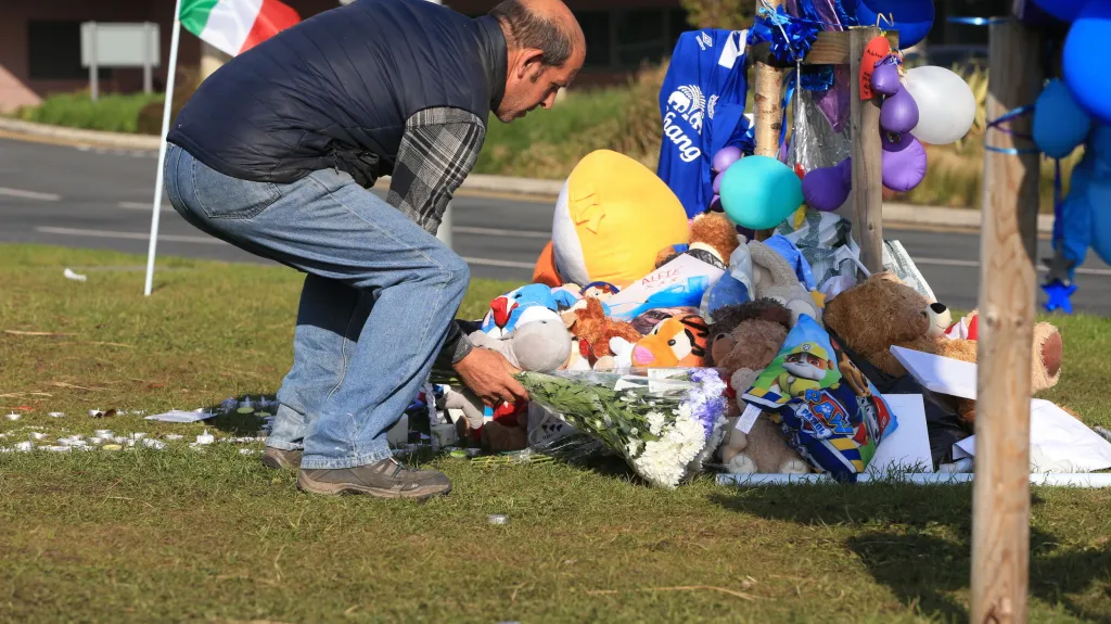 Muž pokládá před nemocnicí v britském Liverpoolu květiny na počest Alfiho Evanse.