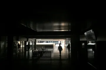 Venezuela přechodně pohasla. Obří blackout zasáhl nemocnice, obchody i metro, Maduro viní USA