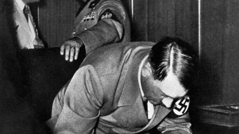 Říšský kancléř Adolf Hitler podepisuje v noci z 29. na 30. září 1938 mnichovskou dohodu za účasti zástupců Francie, Velké Británie a Itálie