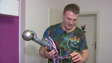 Michal Dostalík s trofejí za nejlepšího hráče islandské soutěže
