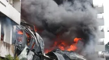 Pořár továrny po zemětřesení na Tchaj-wanu