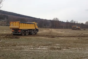 Bahno z Luhačovické přehrady se opět stěhuje. O dvě stě metrů