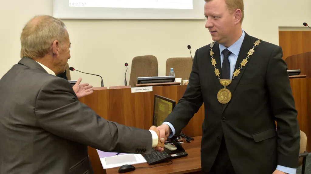 Bývalý primátor Teplic Jaroslav Kubera a nově zvolený Hynek Hanza