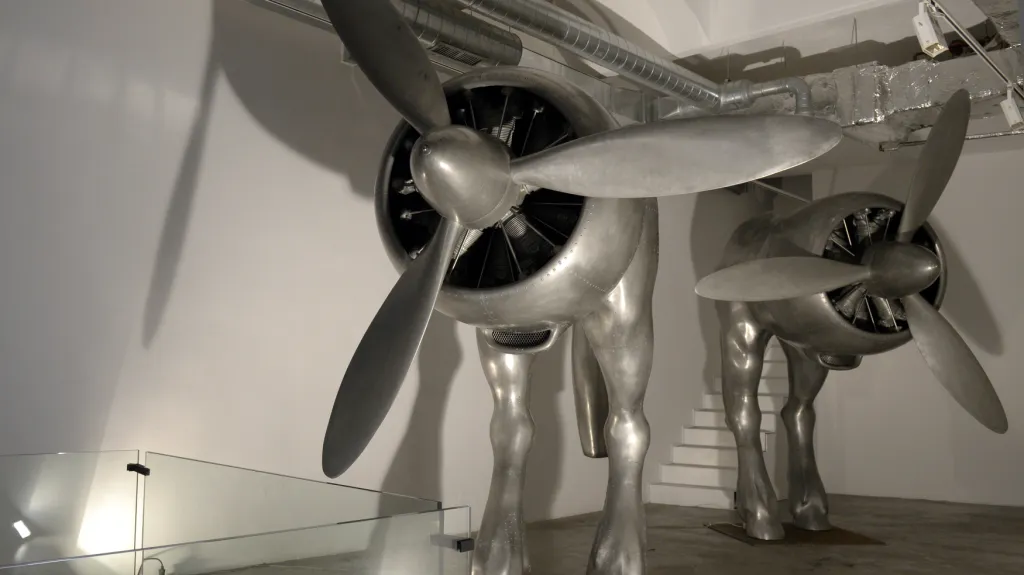 Z výstavy Davida Černého Černá díra