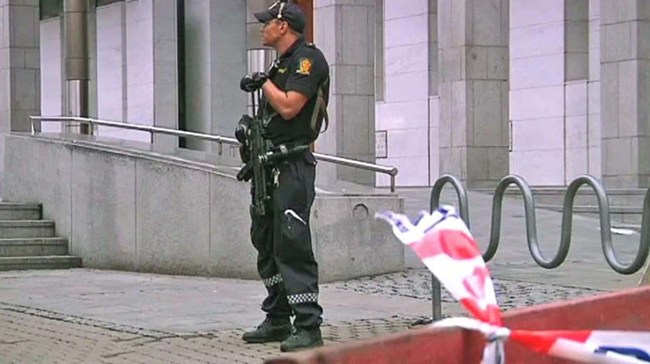 Norská policie hlídkuje na místě pumového útoku