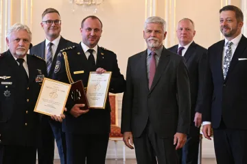 Pavel ocenil Zlatými záchranářskými kříži hasiče i muže, který v nouzi řidiče zastavil autobus