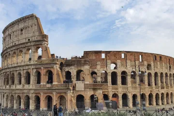 Památky hyzdí nechtěná mementa. Turisté sprejují penisy či ryjí jména