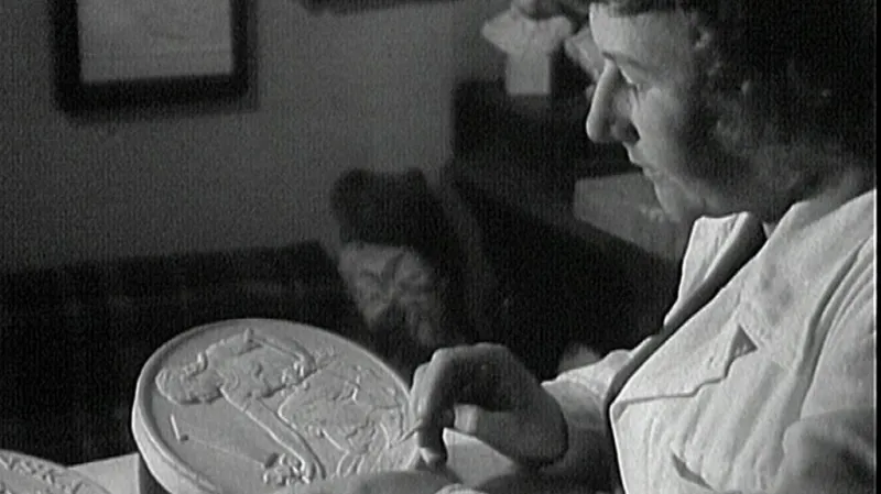 Sochařka Marie Uchytilová s návrhem mince