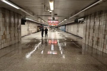 Stanice metra Florenc na lince C zůstane kvůli úniku vody zavřená několik dní