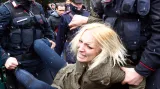Italská policie odvádí jednu z aktivistek hnutí Femen