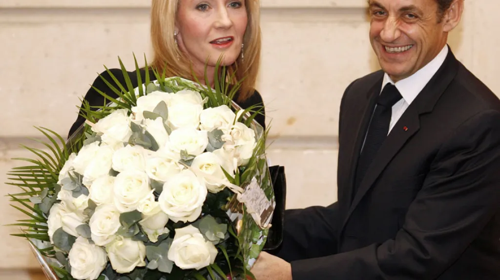 J. K. Rowlingová přebírá řád Čestné legie od N. Sarkozyho
