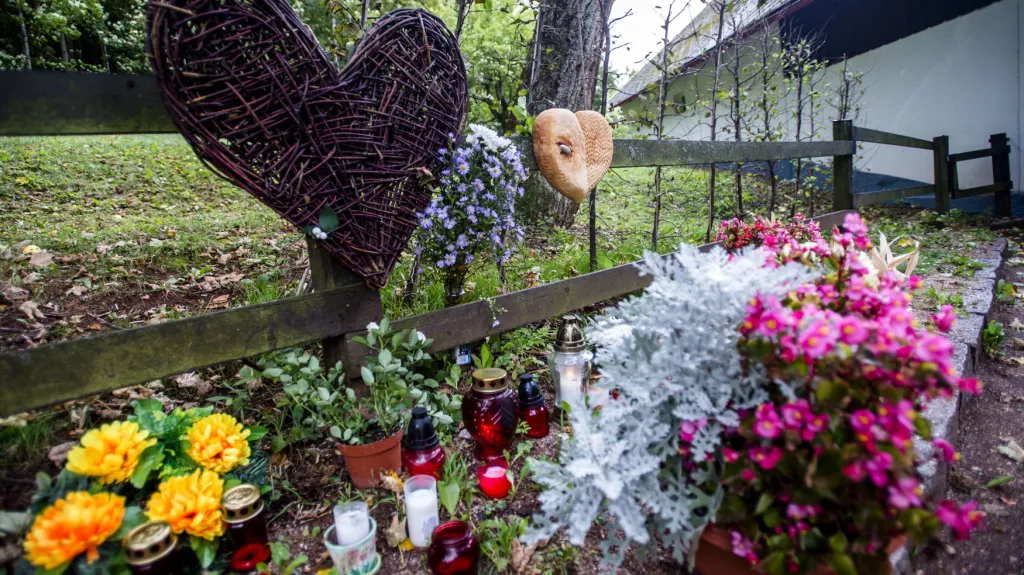Lidé si připomínají Havlovy nedožité osmdesátiny u jeho chalupy na Hrádečku