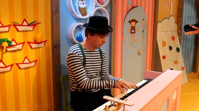 "Klaun" Zdeněk Král se stará o hudební doprovod na klavír