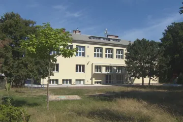 Sousedský spor oddaluje kolaudaci, děti začnou školní rok v provizoriu