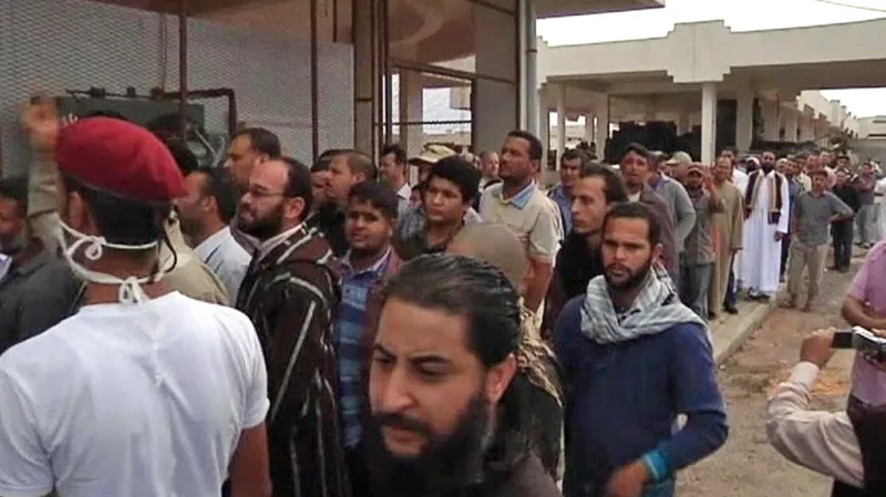 Libyjci stojí frontu na vystavené tělo Kaddáfího