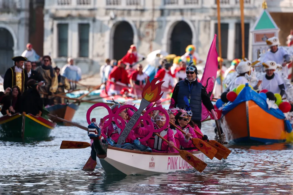 Letošní olympijské hry v italské Cortině připomínaly i posádky a výzdoba mnoha lodí