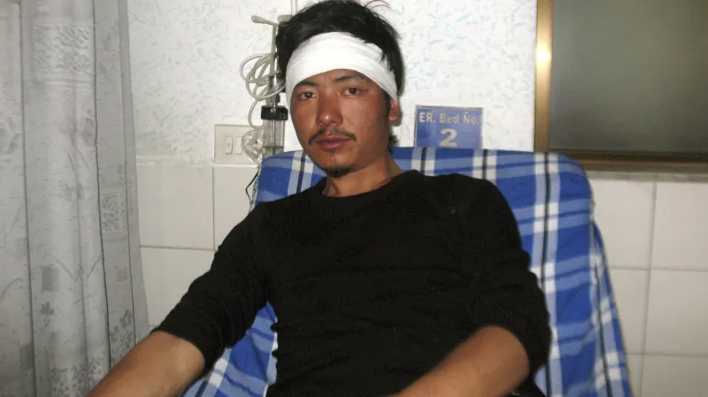 Jeden z šerpů, který přežil pád laviny