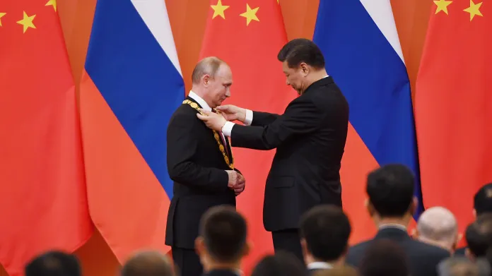 Si Ťin-pching předal v roce 2018 Vladimiru Putinovi medaili přátelství
