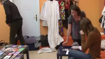 Na Uprchlickém blešáku se objevily i svatební šaty s vlečkou