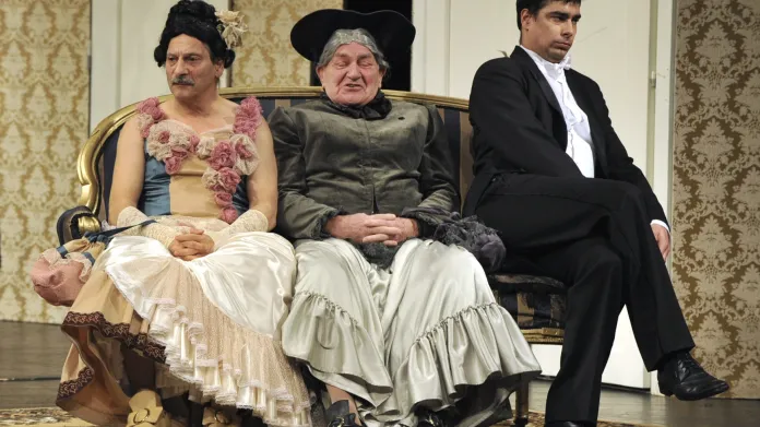 Ze hry Dámský krejčí (Kostas Zerdaloglu jako Yvonna, Drahomír Ožana v roli Madame Aigreville a Michal Stalmach jako Moulineaux)