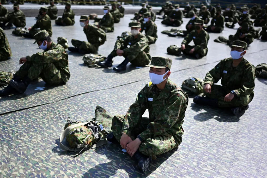 Cvičení pozemních obranných sil japonské armády v uzavřené vojenské oblasti u hory Fuji