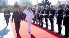 Čínský admirál Miao Chua (v bílé uniformě), říjen 2019