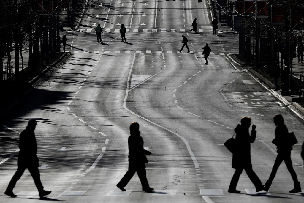Lidé přecházejí uzavřenou silnici v Bělehradě před návštěvou ruského prezidenta Vladimira Putina