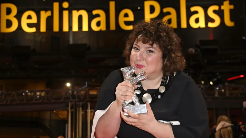 Meltem Kaptanová se Stříbrným medvědem za nejlepší herecký výkon