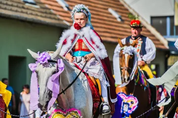 Jízda králů v podání chasy ze Skoronic projela Kyjovem, měla třicet koní