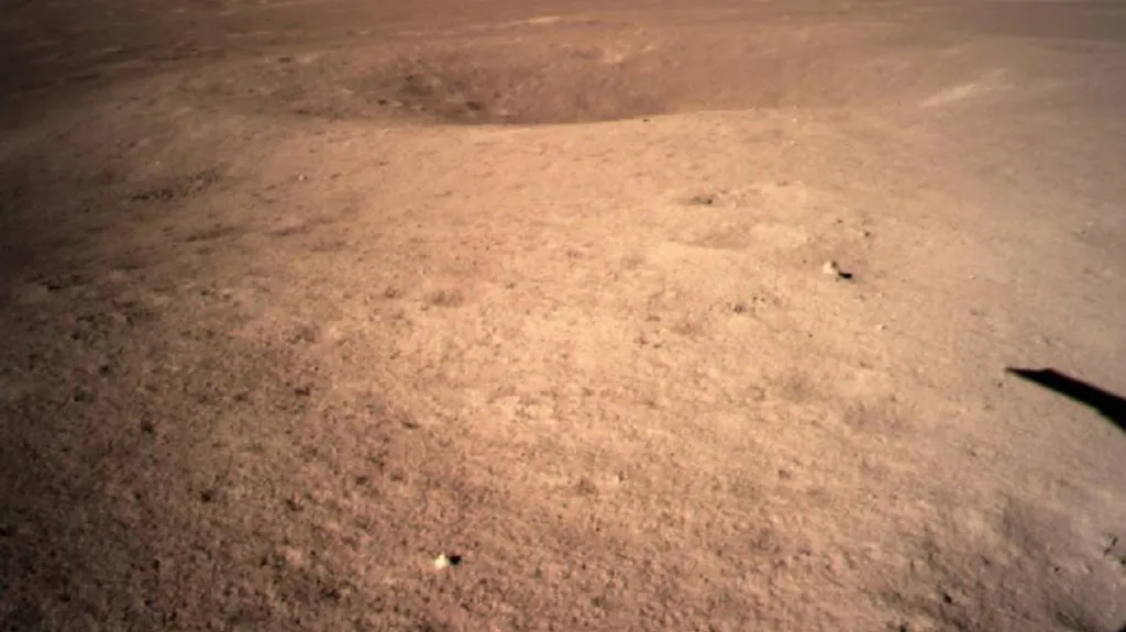 Snímek z místa přistání čínské sondy na odvrácené straně Měsíce