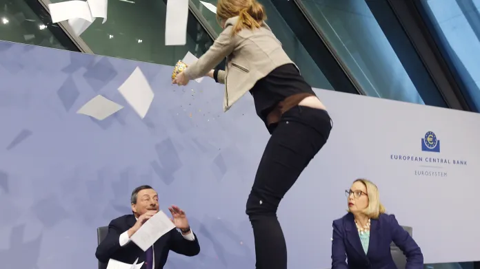Mladá aktivistka narušila tiskovou konferenci ECB