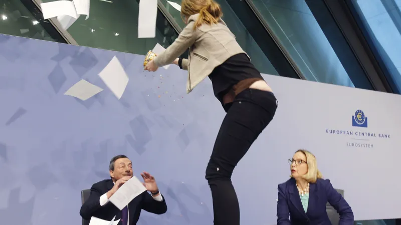 Mladá aktivistka narušila tiskovou konferenci ECB
