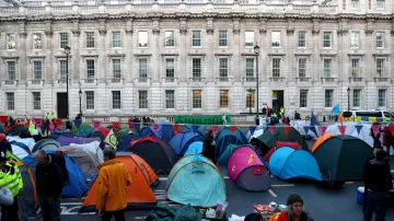V Londýně si aktivisté na hlavní dopravní tepně v ulici Whitehall postavili stanové městečko