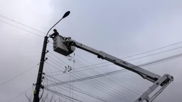 Oprava elektrického vedení poblíž Kyjeva